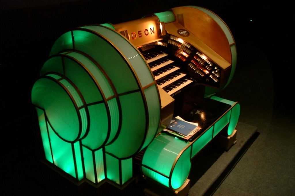Compton organ at London's Odeon Theatre, Leicester Square
